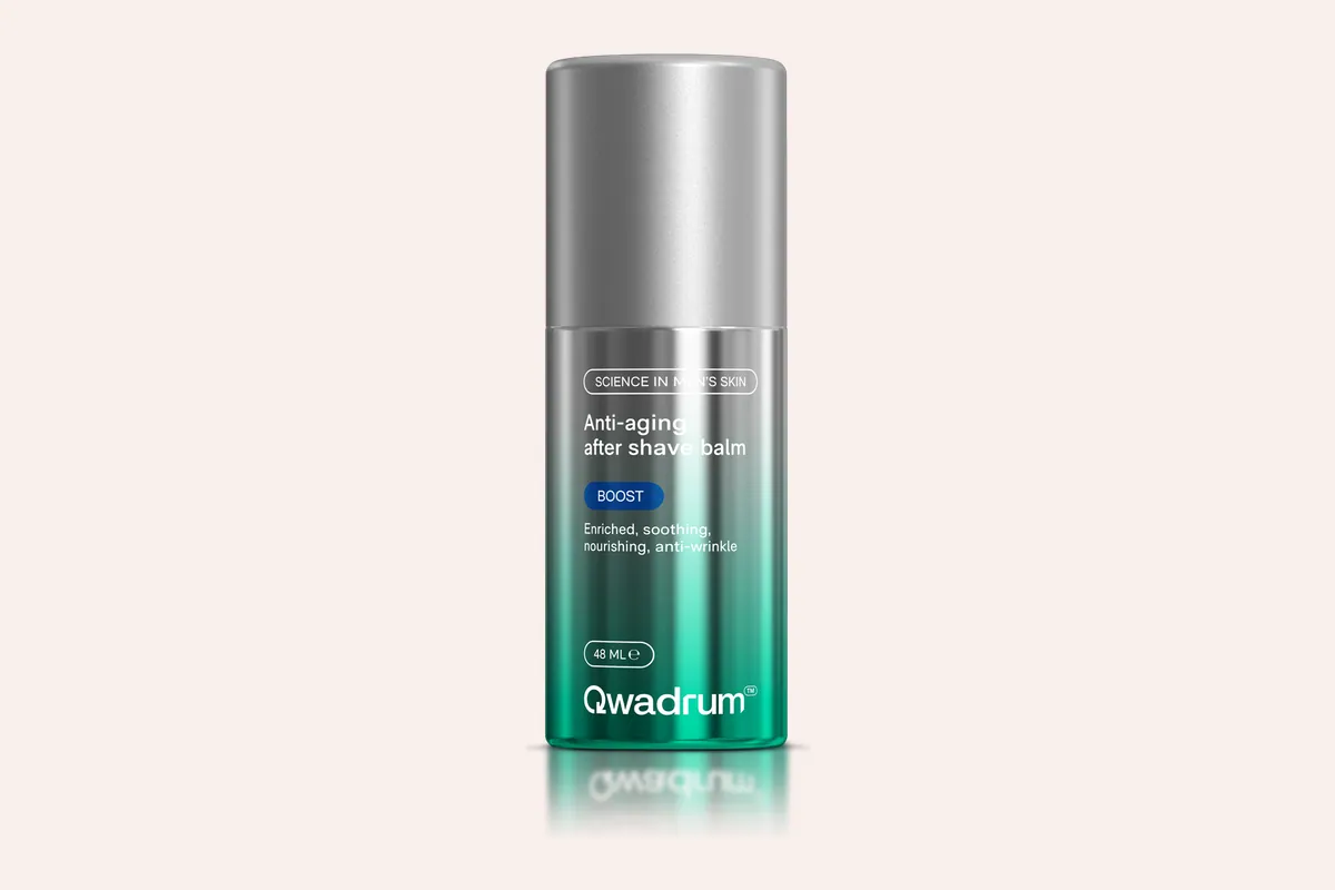 Bálsamo aftershave de Qwadrum en envase plateado y verde de 48 ml