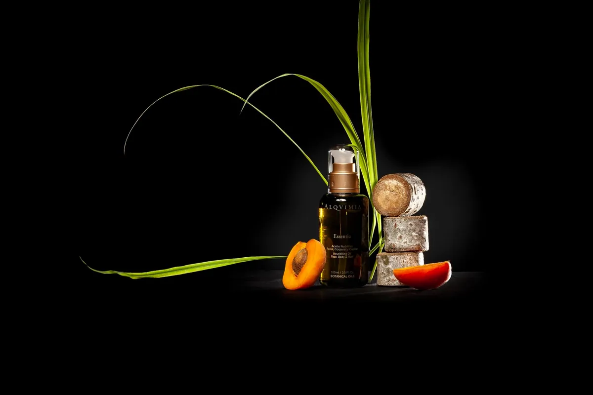 Frasco de Essentia de ALQVIMIA junto a albaricoque, corteza de abedul y hojas de lemongrass
