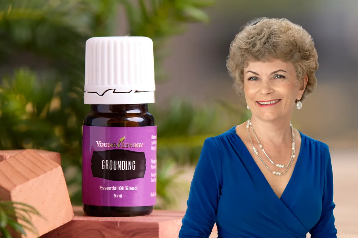 Frasco de Grounding de Young Living sobre un bloque de madera