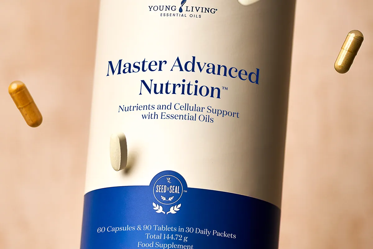 Bote de Master Advanced Nutrition de Young Living con cápsulas y comprimidos