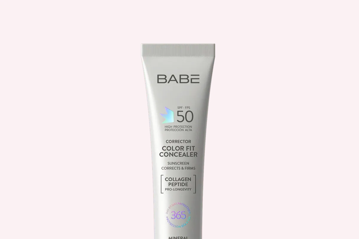 Corrector BABÉ Color Fit Concealer SPF 50 en tubo blanco pequeño