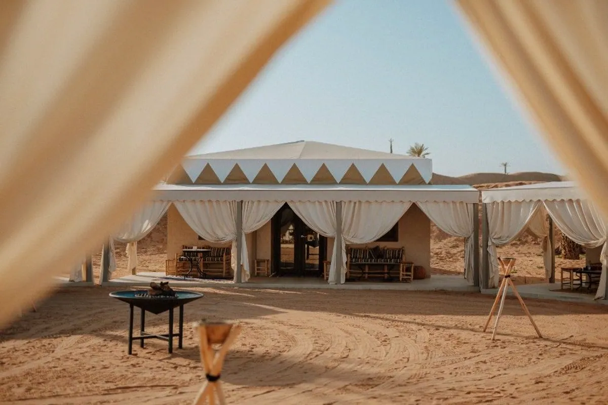 Jaimas blancas del campamento privado del Barceló Palmeraie Oasis Resort
