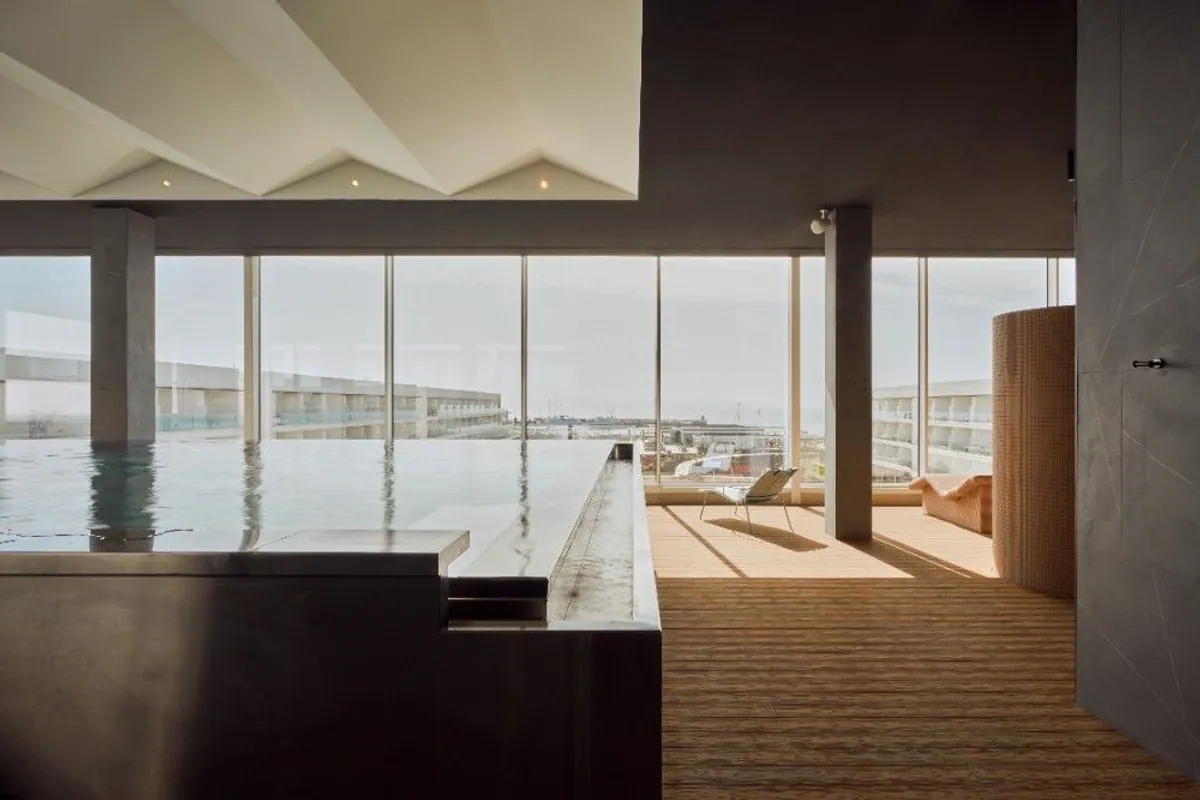 Piscina interior del spa del Barceló Playa Blanca con ventanales al mar