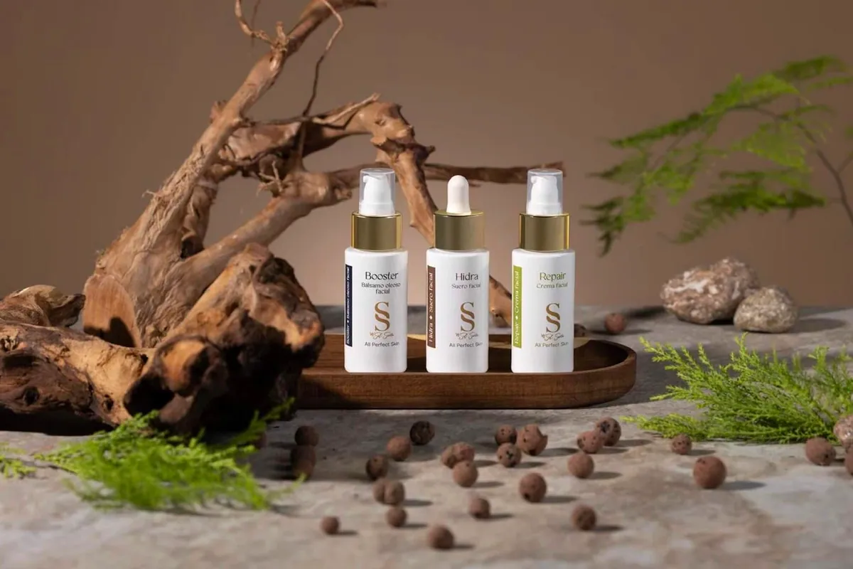 Los tres productos de All Perfect Skin de By Sol Santos sobre una bandeja de madera