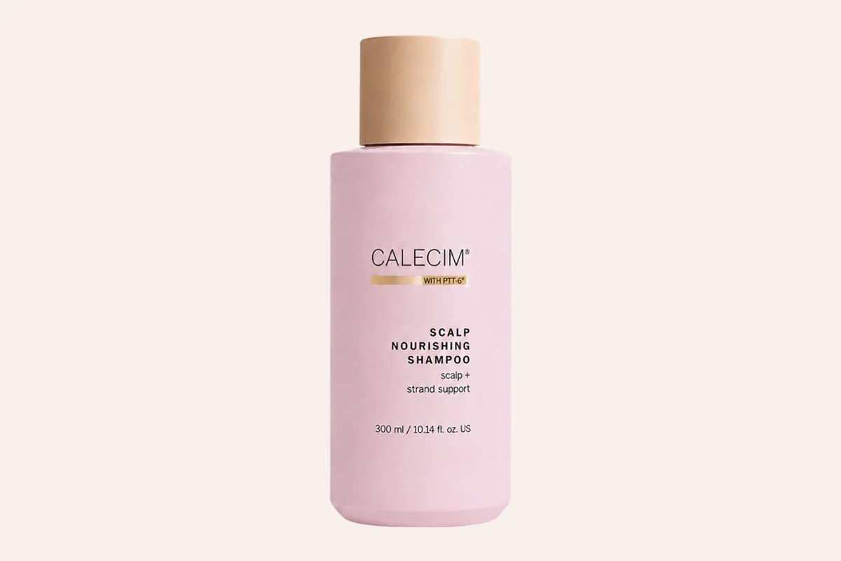 Champú Scalp Nourishing Shampoo de CALECIM en bote rosa de 300 ml