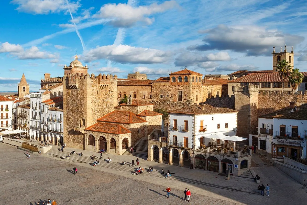 Plaza Mayor de Cáceres con las murallas y torres del casco antiguo al fondo