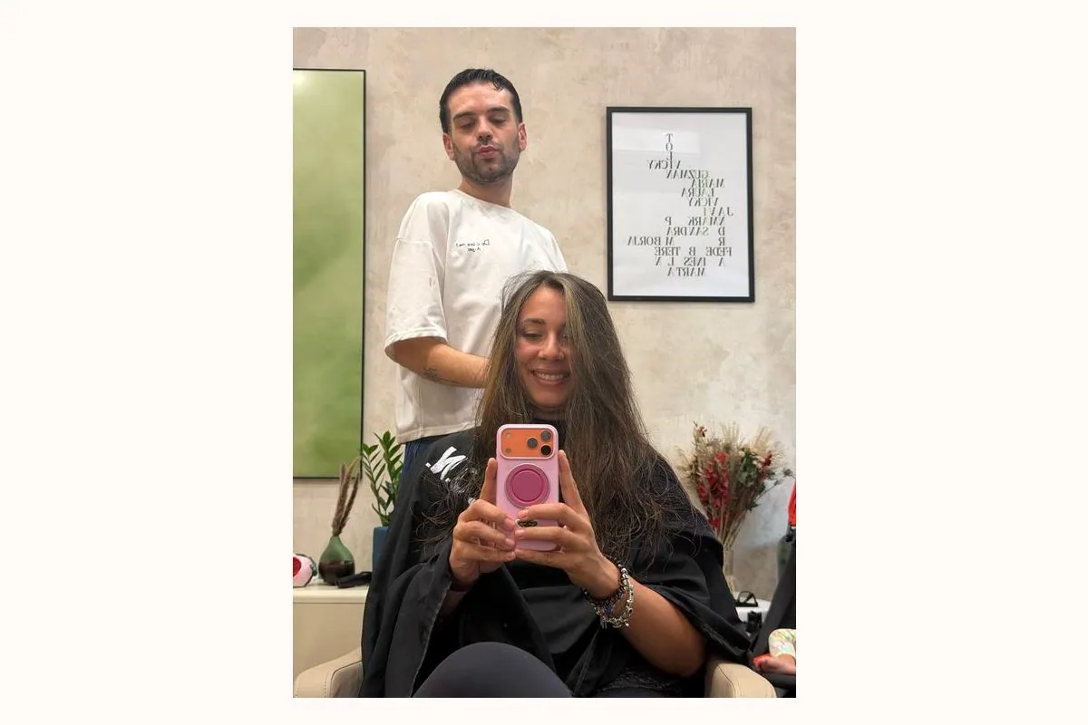 Chema secando el pelo delante del espejo del salón