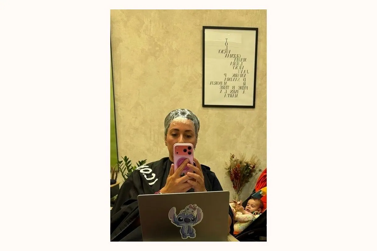 En el sillón del salón con el gorro puesto y el portátil, mientras hace efecto el color