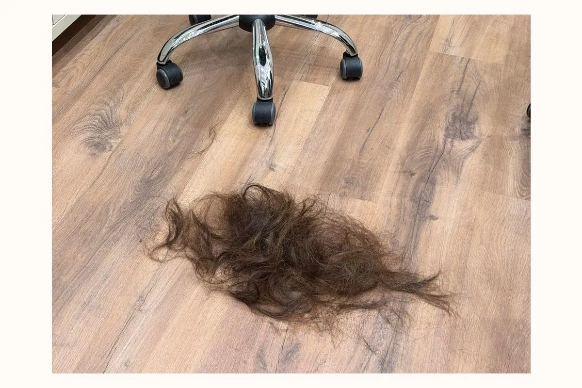 Mechón de pelo cortado en el suelo del salón después del corte