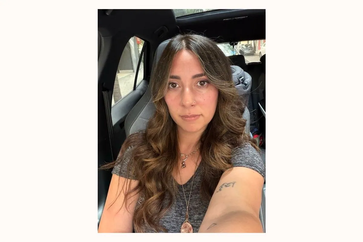Resultado del corte y las chemilights de Chema Hair: melena castaña con ondas y reflejos claros
