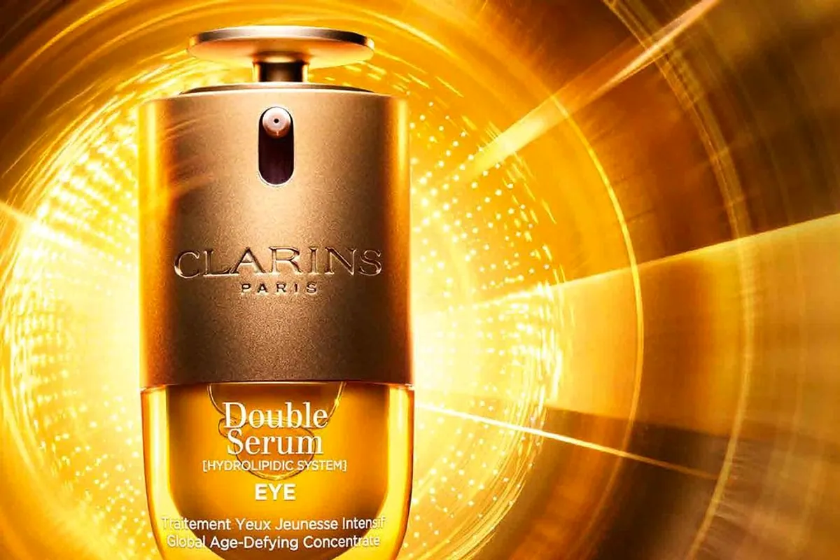 Frasco dorado del sérum de ojos Double Serum Eye de Clarins