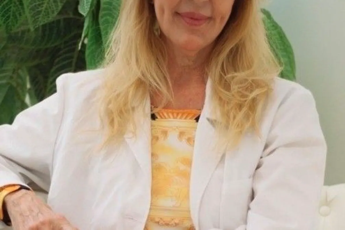 Doctora de la Clínica Dra. Barba con bata blanca en la consulta