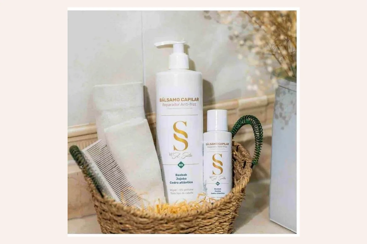 Bálsamo capilar reparador anti-frizz de By Sol Santos en una cesta de mimbre