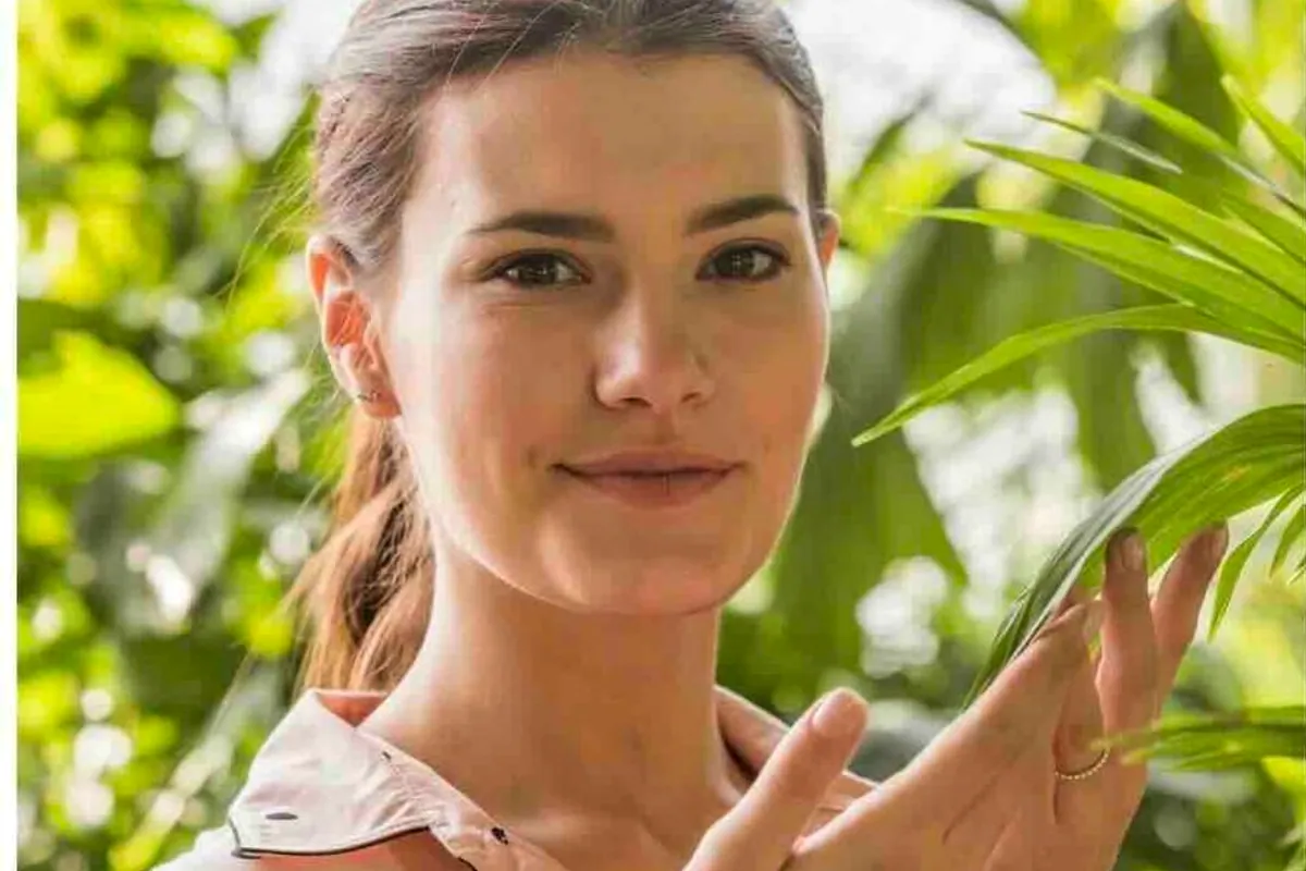 Mujer con el pelo recogido entre plantas, de la campaña de By Sol Santos