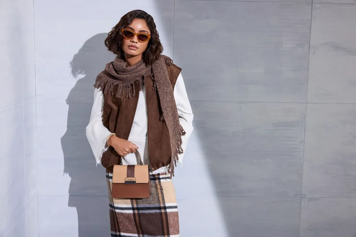 Bolso de la colección de otoño invierno de Deichmann con un look completo