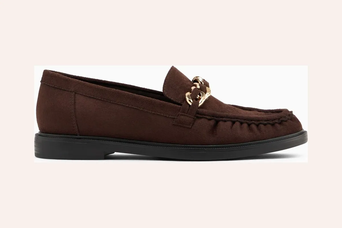 Mocasín marrón de ante con cadena dorada en la pala