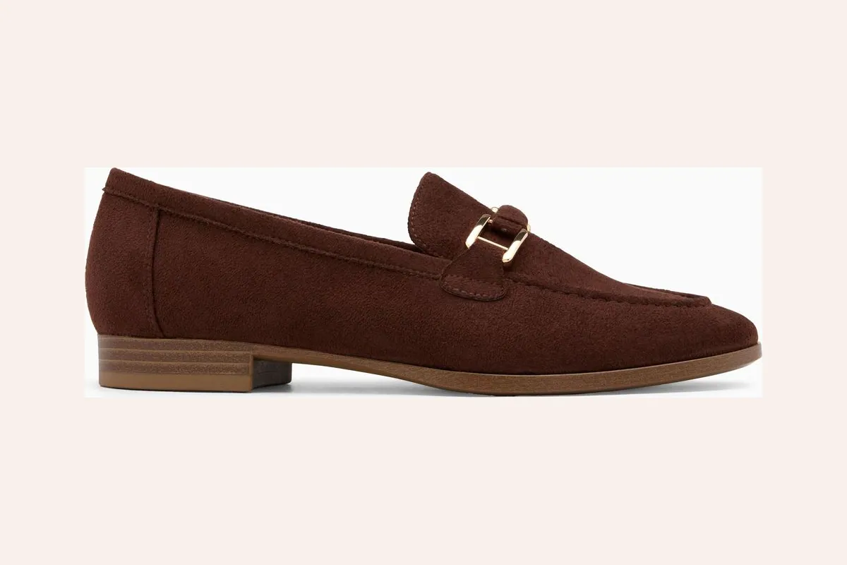 Mocasín marrón de ante con hebilla dorada y suela fina