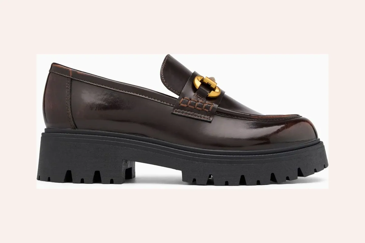 Mocasín marrón brillante con hebilla dorada y suela gruesa