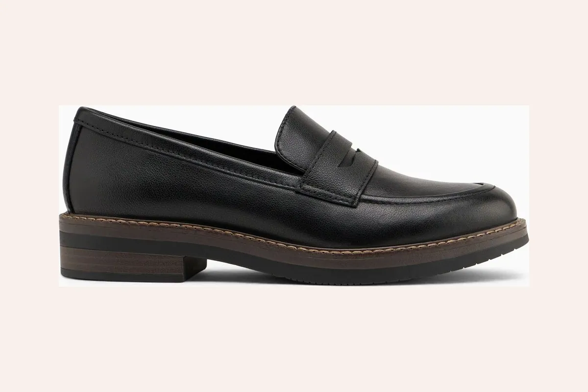 Mocasín negro liso con suela marrón y tacón bajo
