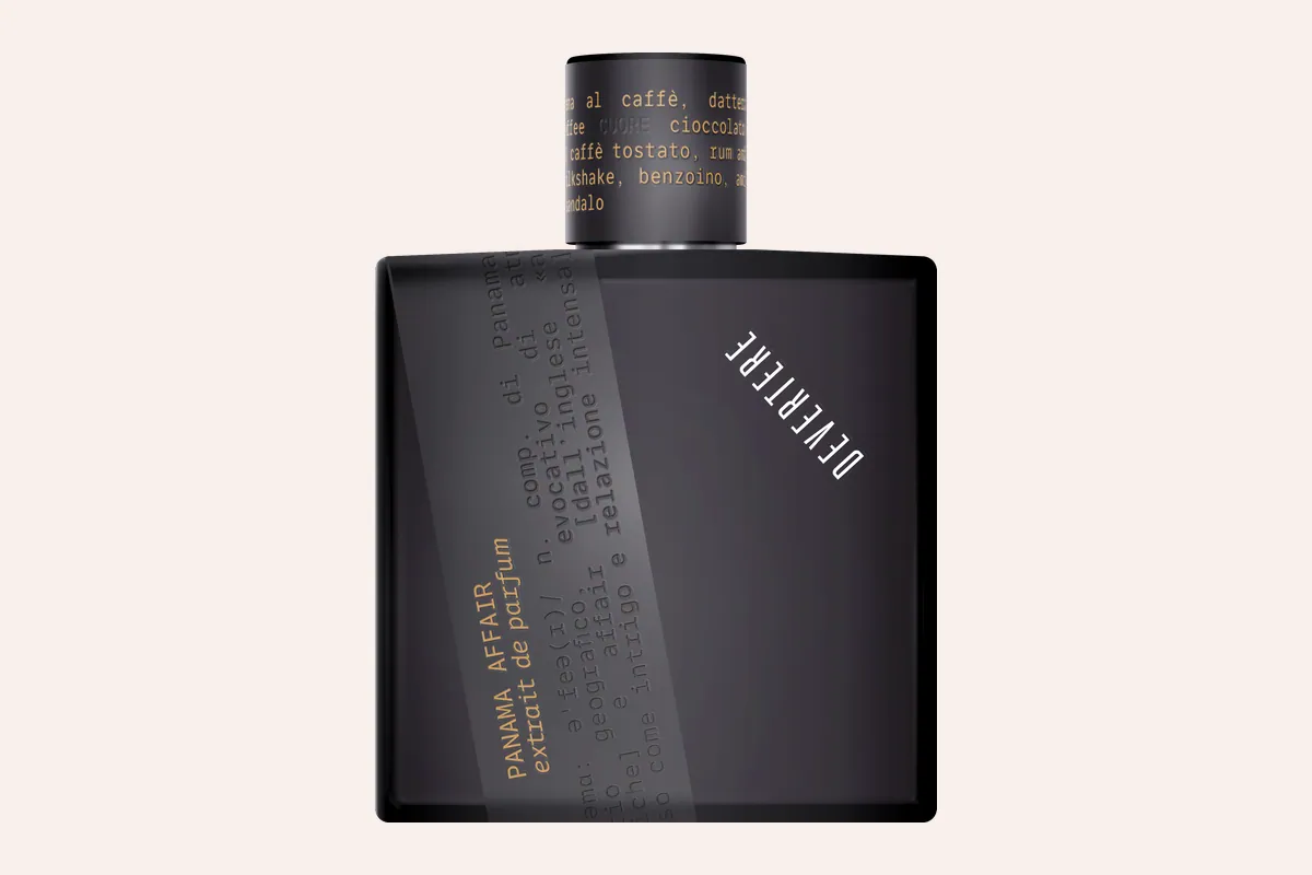 Frasco negro del perfume Panama Affair de Devertere sobre fondo oscuro