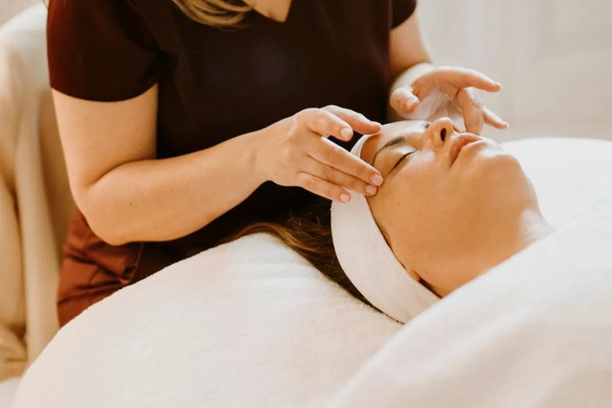Esther Moreno haciendo un tratamiento facial a una clienta tumbada en la camilla