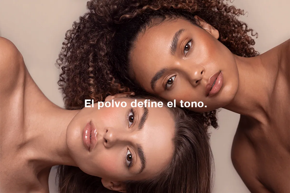 Dos modelos con maquillaje bronceado natural y piel luminosa