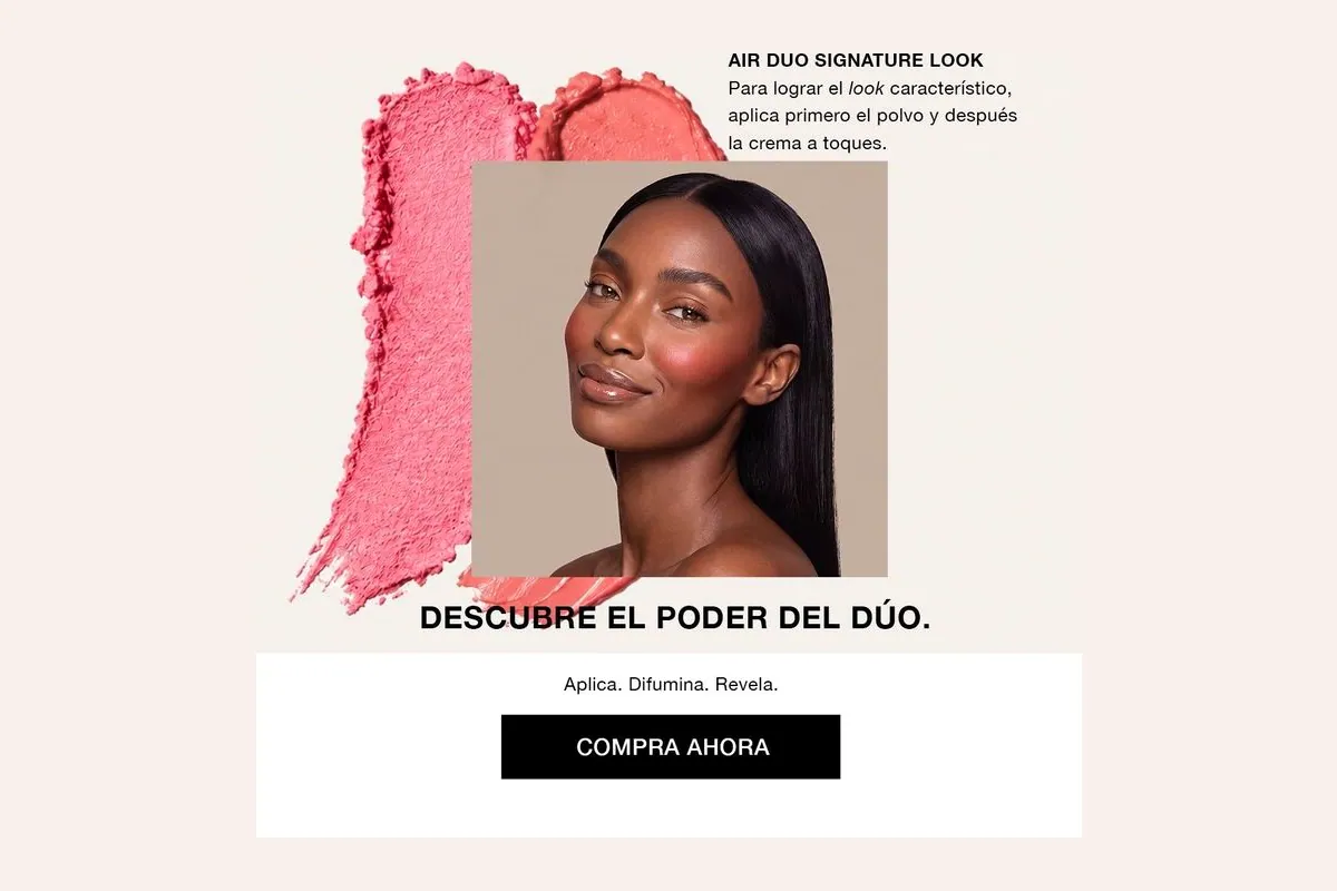 Texturas de colorete en polvo y crema en rosa y coral junto a una modelo sonriendo