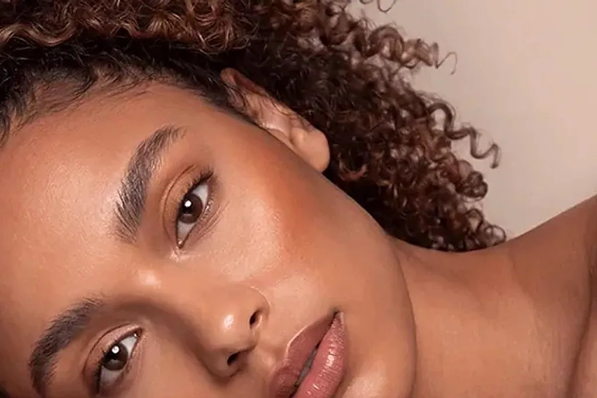 Rostro con acabado bronceado natural, de la campaña del Air Bronzer Duo de Farmasi