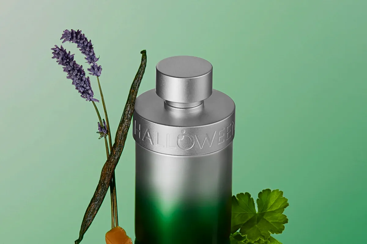 Frasco verde y plateado de Halloween Man Pulse junto a lavanda, vainilla y ámbar