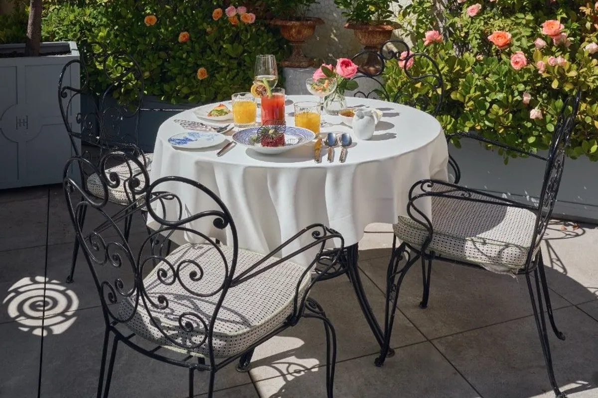 Mesa puesta con zumos en la terraza ajardinada de la séptima planta del hotel