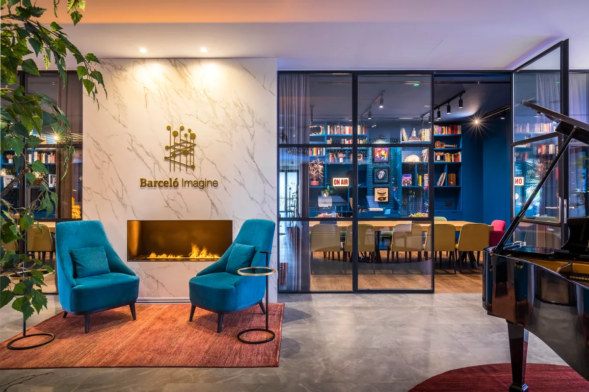 Recepción del hotel Barceló Imagine de Madrid, con un piano de cola junto a la entrada