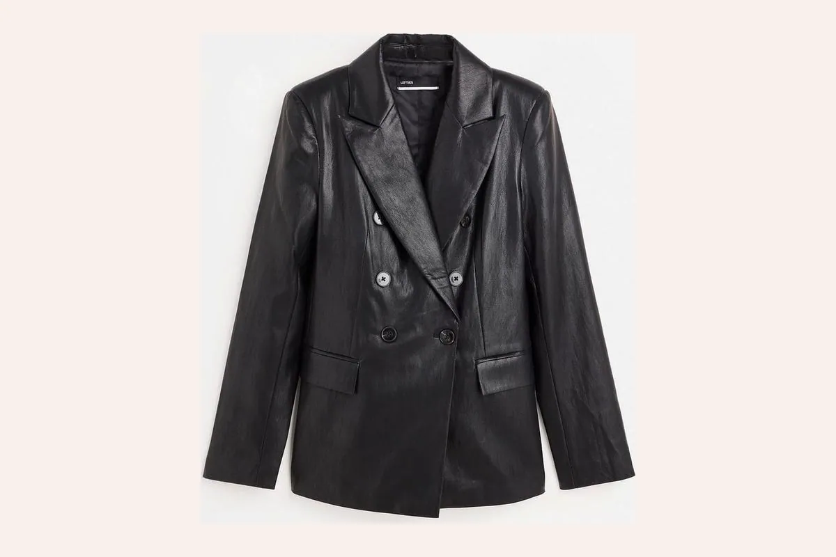 Blazer de efecto piel de Lefties, de 35,99 euros
