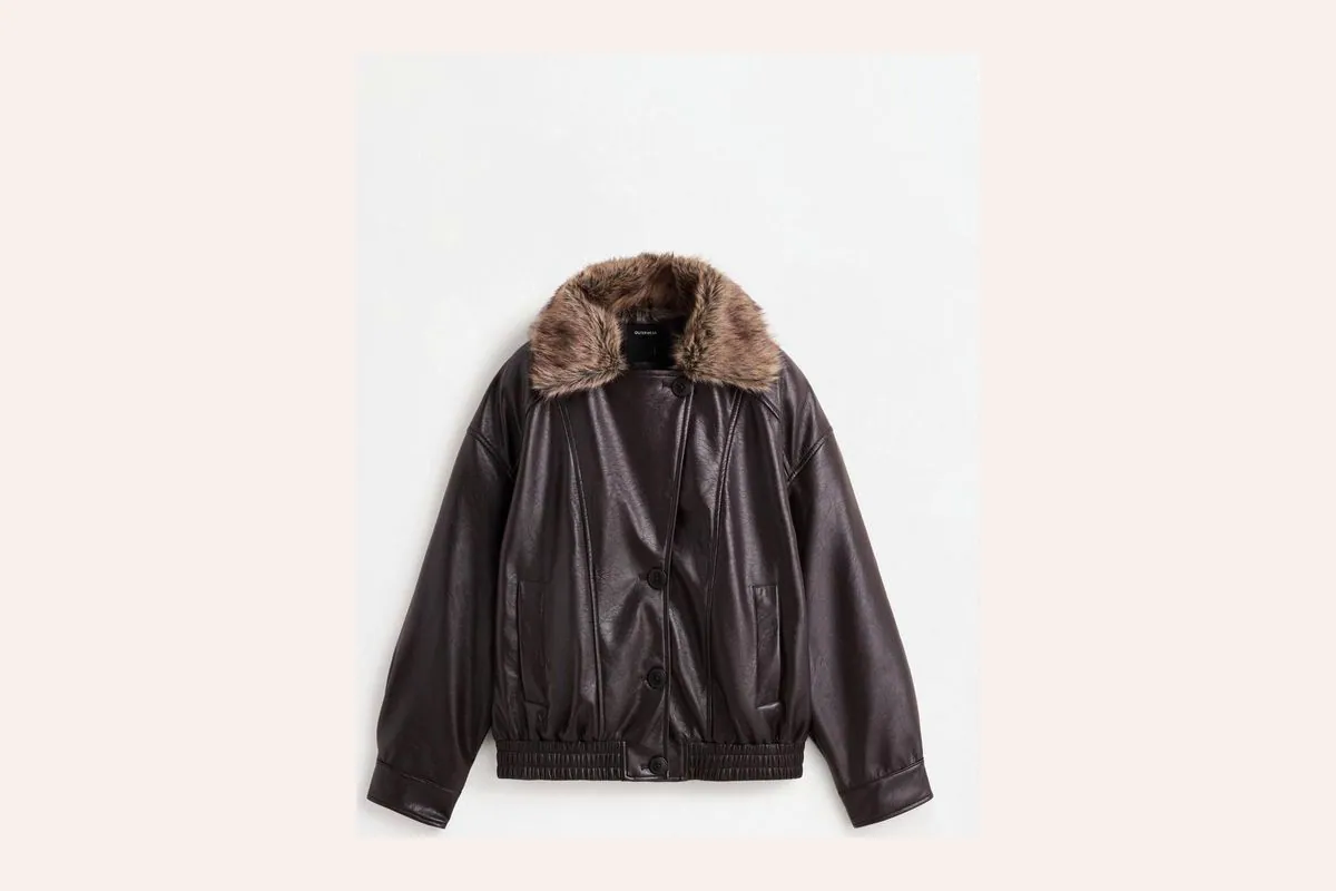 Bomber oversize de efecto piel con cuello de pelo de Lefties, de 39,99 euros
