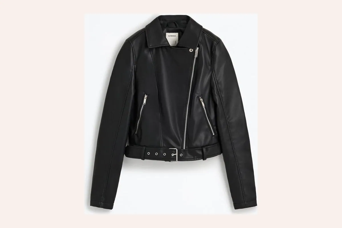 Cazadora cruzada de efecto piel de Lefties, de 19,99 euros