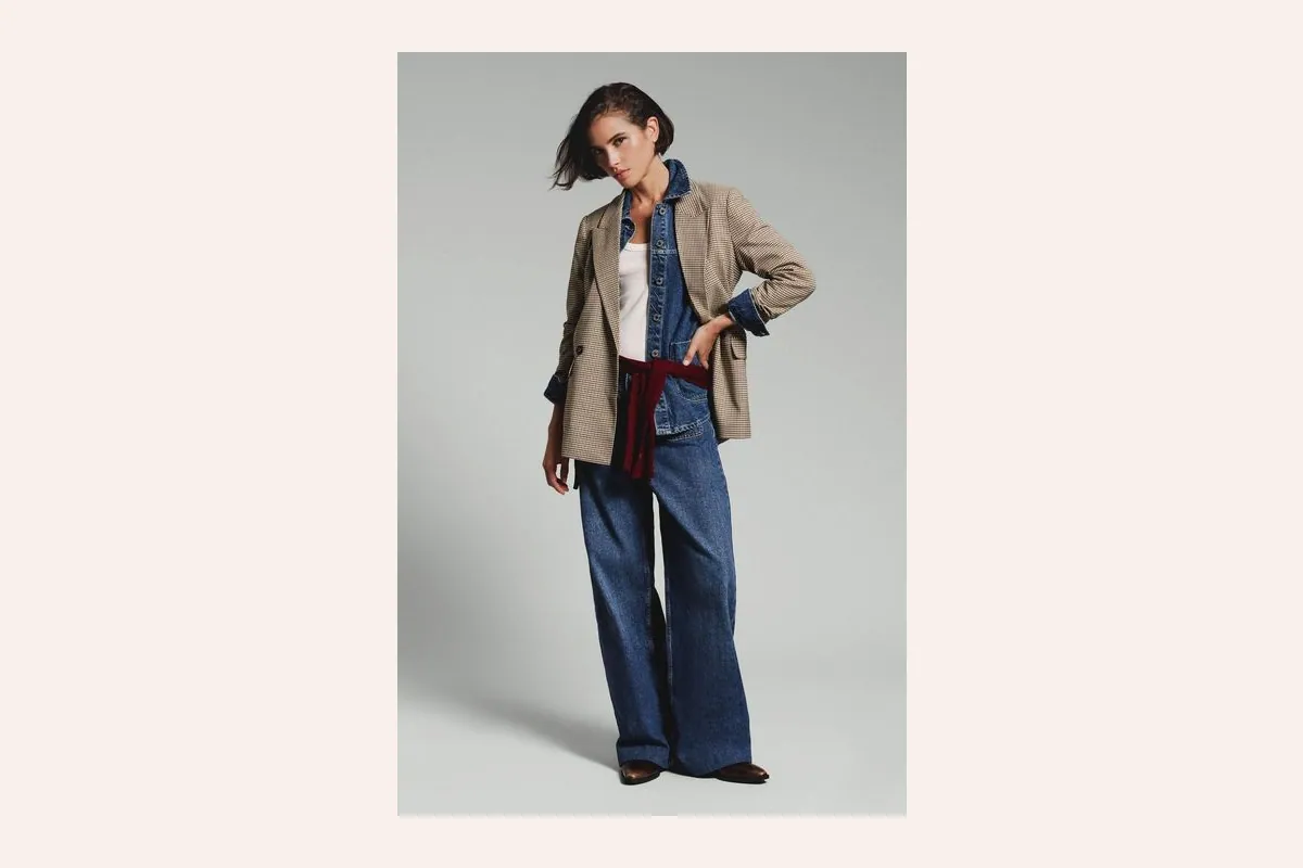 Blazer beige sobre cazadora vaquera y pantalón ancho de Lefties