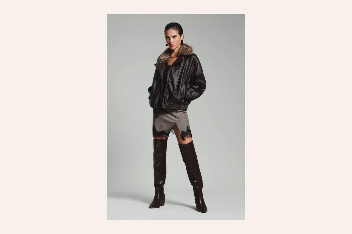 Cazadora aviador con cuello de borreguito y botas altas marrones de Lefties