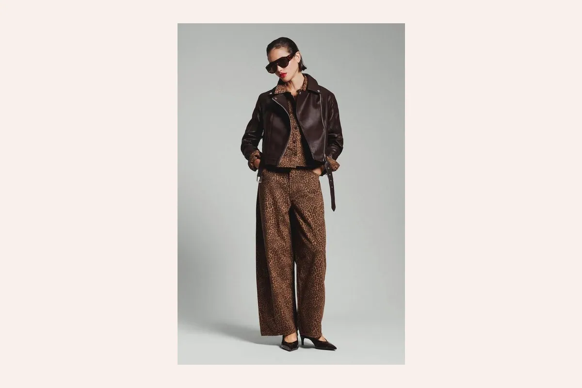 Cazadora de piel marrón con pantalón de animal print de Lefties