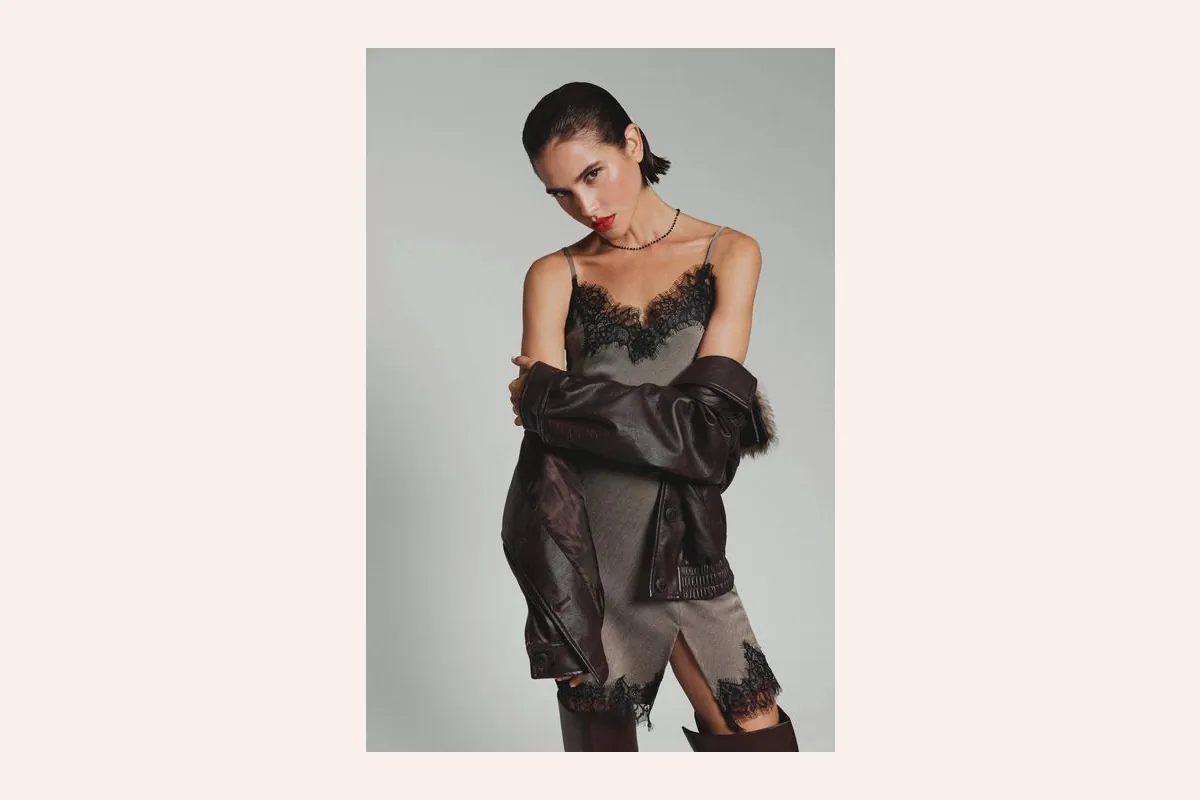 Vestido lencero gris con encaje negro y cazadora de piel marrón de Lefties