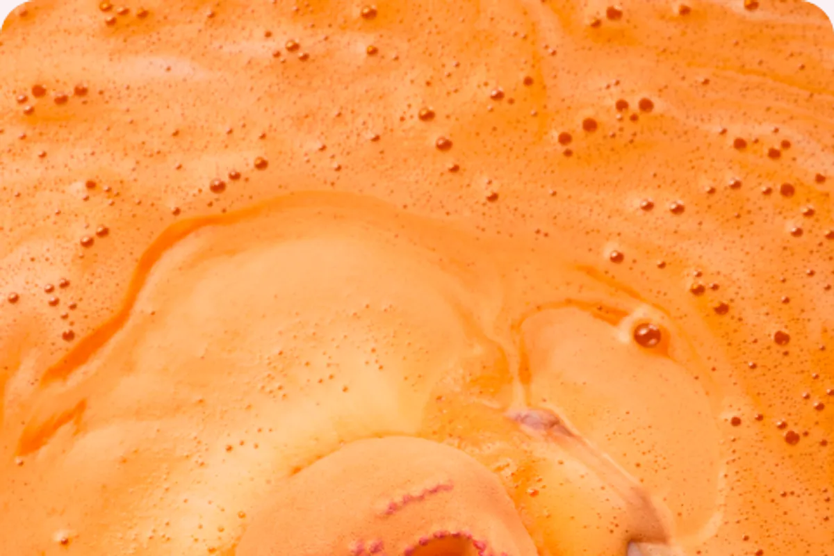 Bomba de baño con forma de calavera decorada tiñendo el agua de naranja