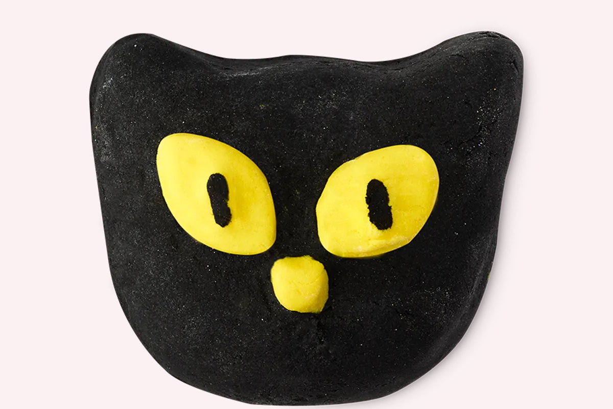 Burbuja de baño de Lush con forma de gato negro y ojos amarillos