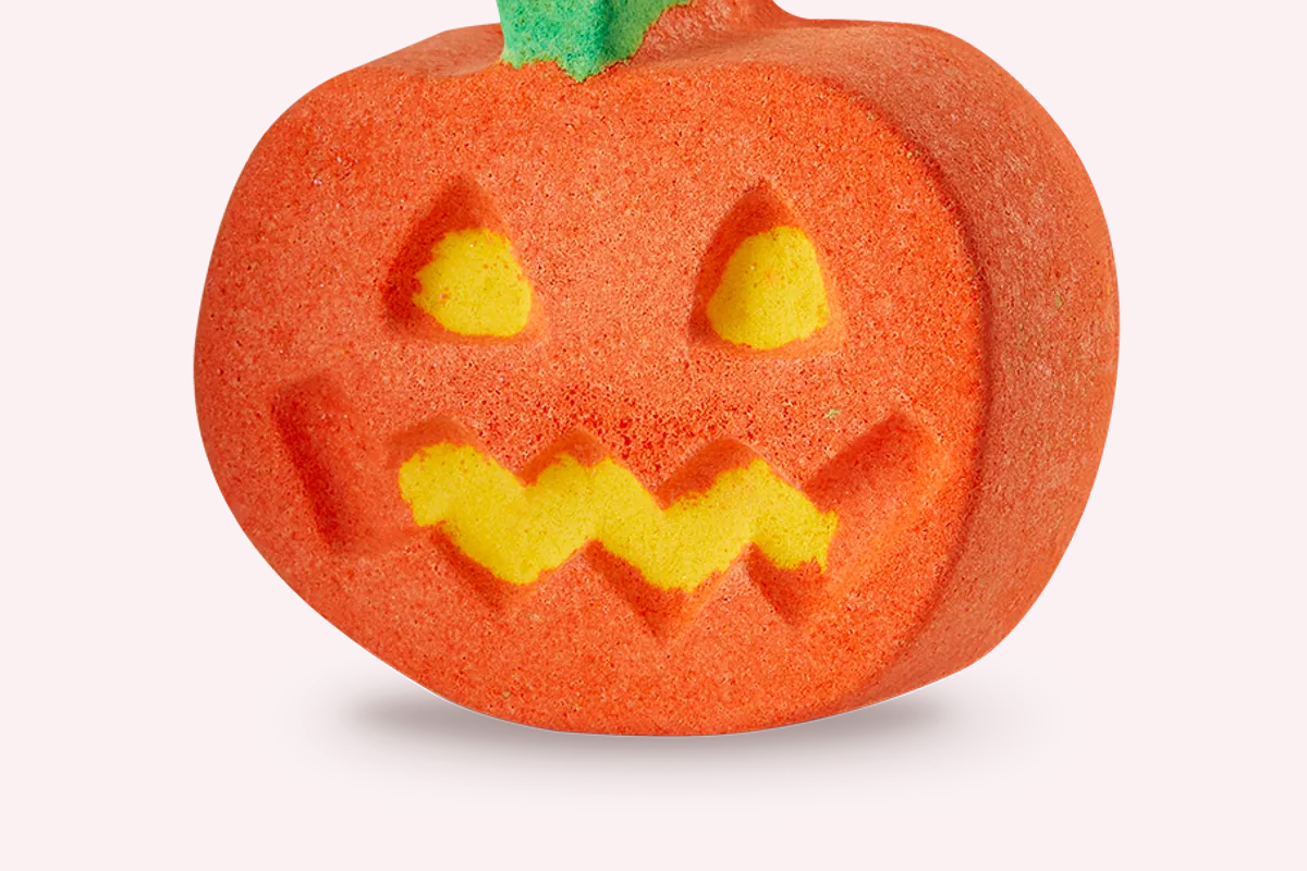 Bomba de baño de Lush con forma de calabaza naranja y tallo verde