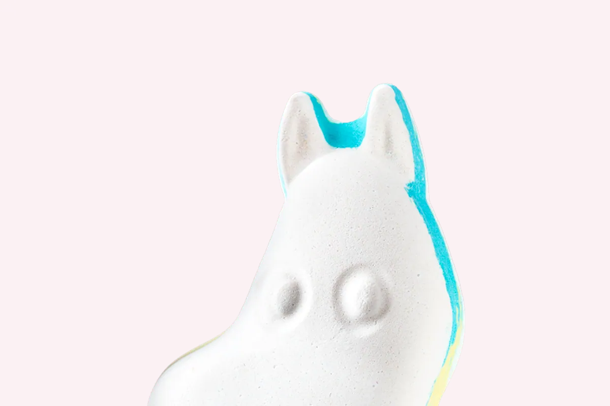 Bomba de baño Moomintroll de Lush con forma de Moomin blanco y detalles azules