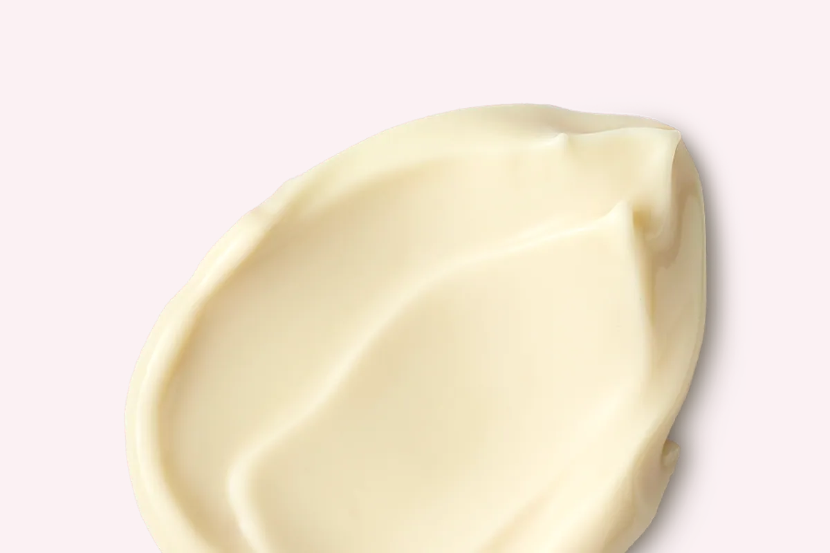 Textura cremosa de color vainilla de la crema corporal Moominmamma de Lush