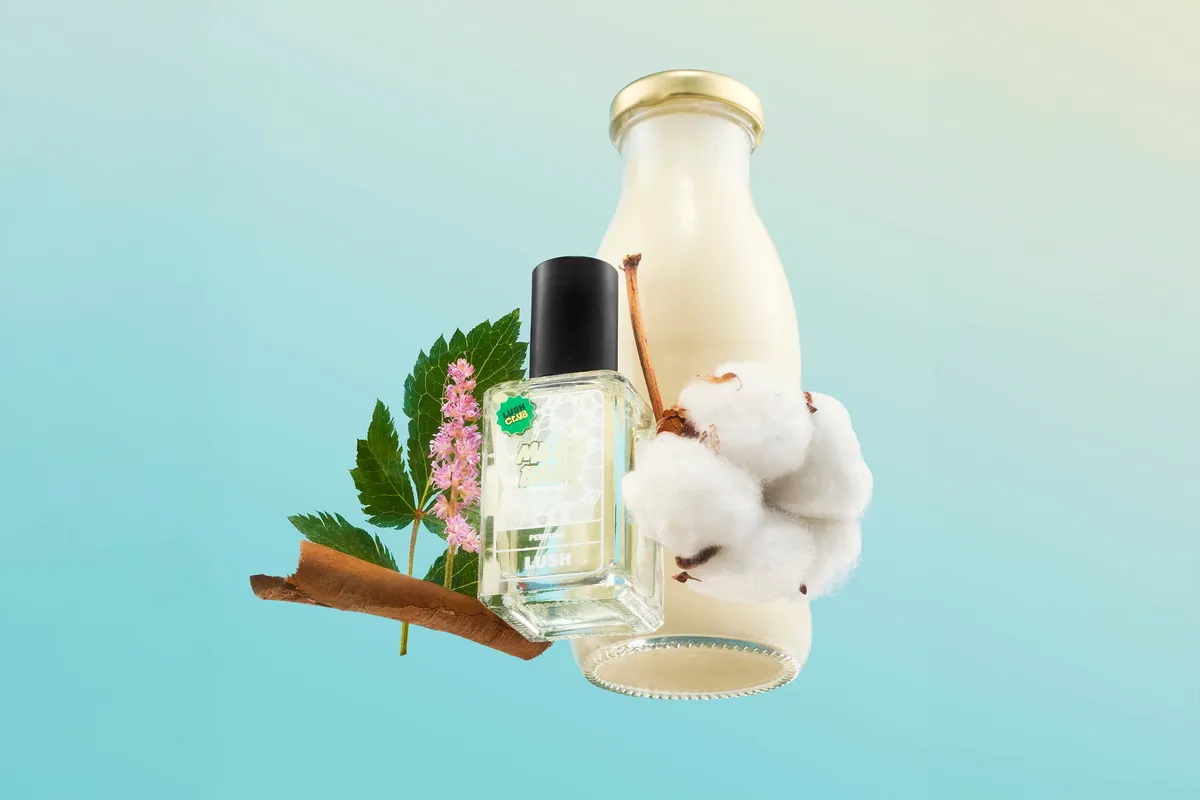Perfume Milky Bath de Lush junto a algodón, canela y una botella de leche