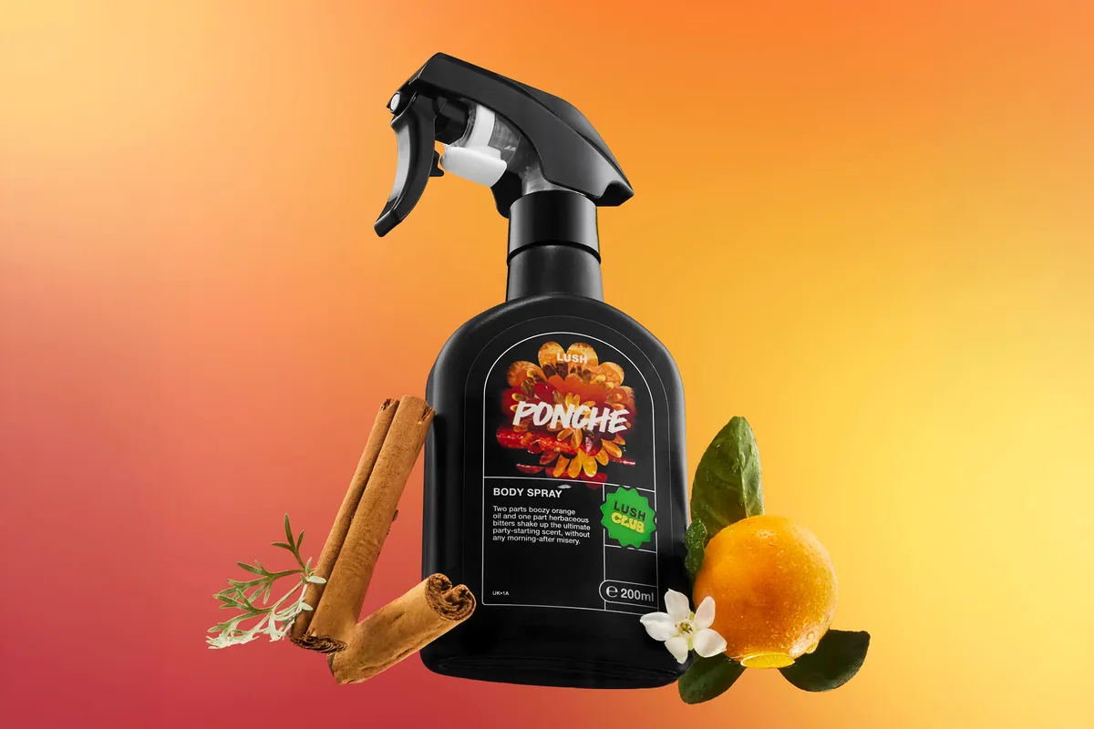Spray corporal Ponche de Lush con ramas de canela y una naranja