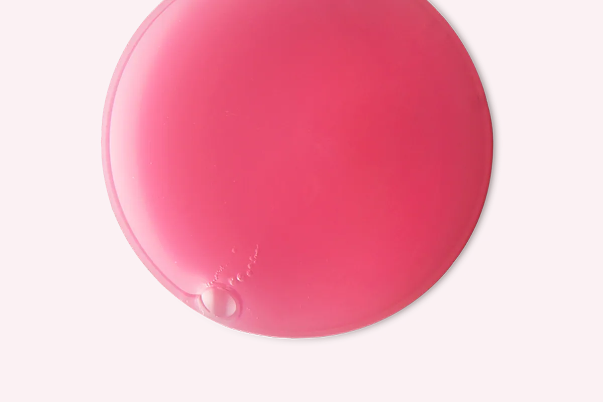 Gel de ducha rosa de Lush visto desde arriba sobre fondo negro