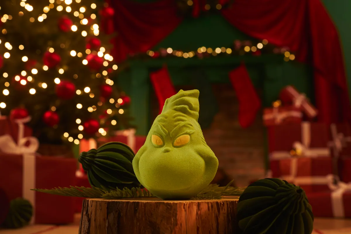 Bomba de baño The Grinch de Lush, con la cara del personaje en verde