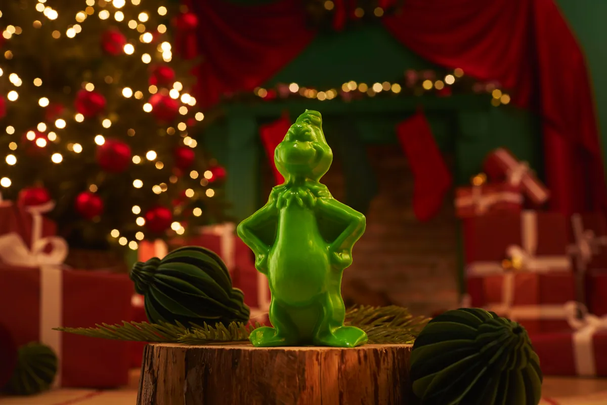 Goma de ducha Grouchy Grinch de Lush, con la figura del personaje