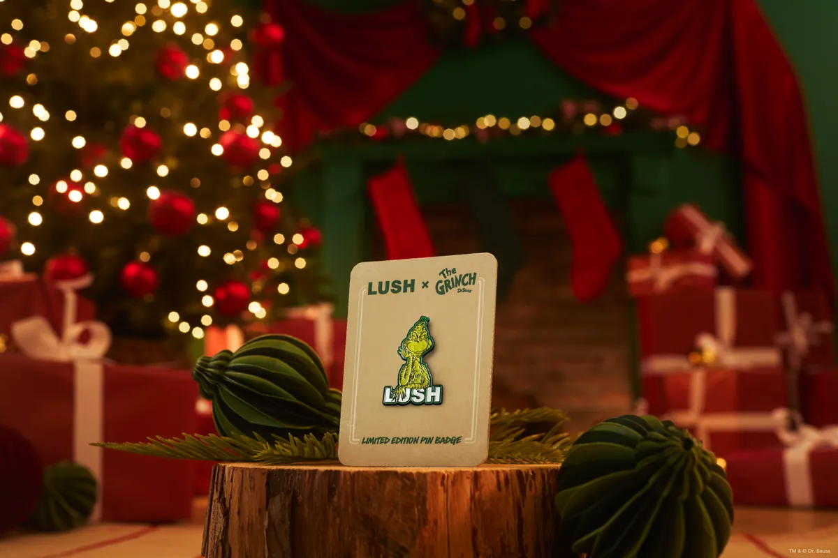 Pin de edición limitada de Lush x The Grinch en su tarjeta