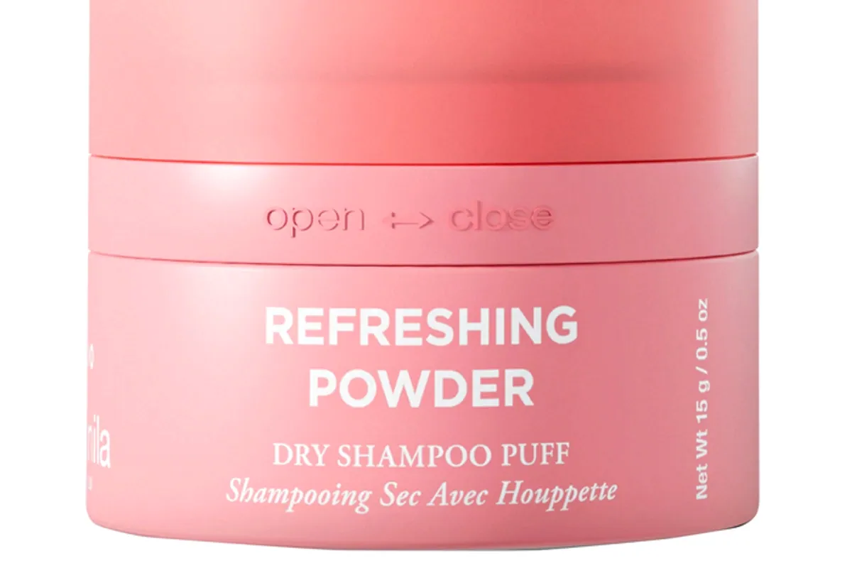 Envase rosa del champú en seco en polvo Maria Nila Refreshing Powder
